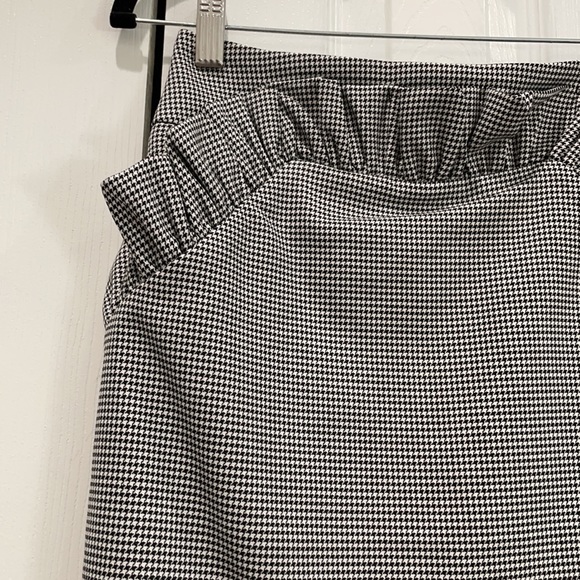 H&M black and white ruffle skirt size 4 like XS - Picture 3 of 7